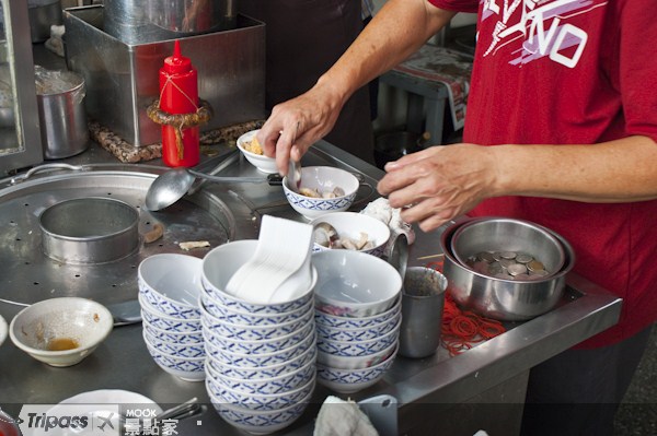 台南的粽葉米糕是當地的特色小吃。