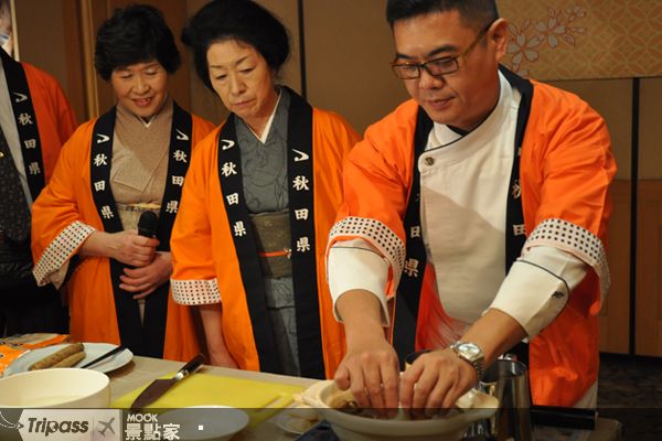 料理達人柯俊年和秋田媽媽示範米棒鍋。