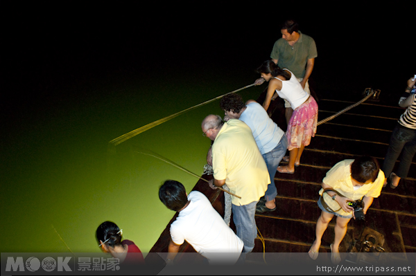 入夜之後，船家則會備妥釣具，讓船上旅客體驗夜釣小管的樂趣。