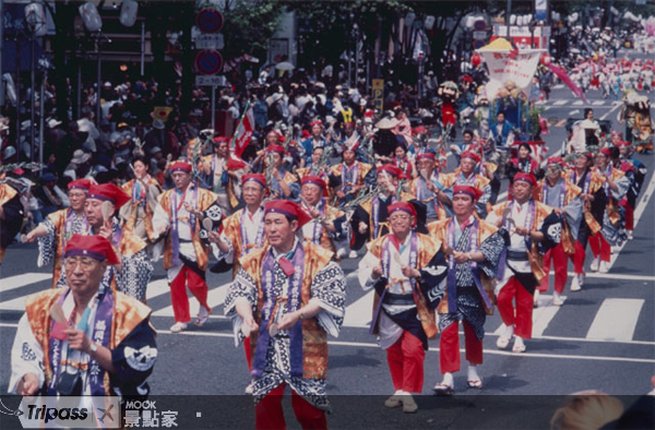 活動隊伍一邊敲擊著飯杓一邊遊行。圖片提供/日本觀光協會