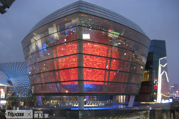 夜間的台灣館絢爛奪目。圖片提供/奧美公關