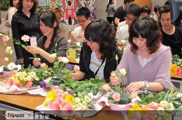 民眾DIY享受插花樂趣。圖片提供/花博宣傳行銷中心