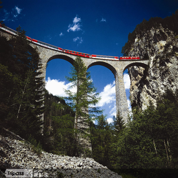 撘乘景觀列車翻山越嶺。圖片提供/瑞士旅遊局