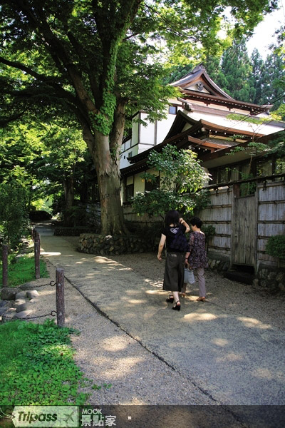 盛崗城蹟公園能看到花崗岩石牆殘存的痕跡