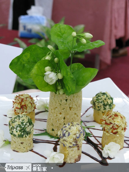 各種花材搭配料理饗宴。圖片提供/2010臺北國際花卉博覽會