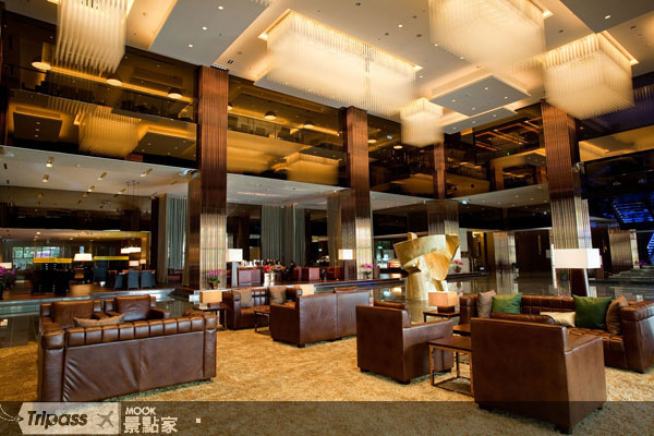 飯店在設計上大量運用了玻璃工藝。圖片提供/新竹喜來登大飯店