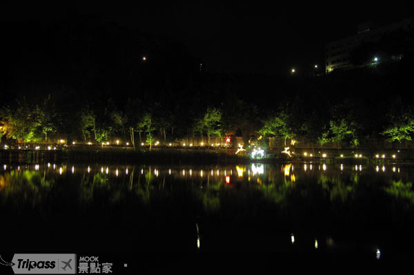 貯木池步道夜間燈光倒影。圖片提供/日月潭風景區