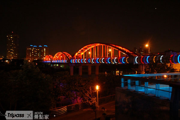 永福橋美麗燈飾照亮夜空 。圖片提供/臺北自來水事業處