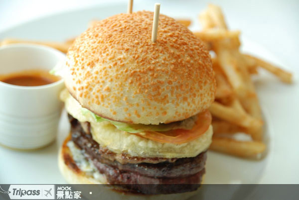 12公分的頂級牛排漢堡。圖片提供/台中亞緻大飯店
