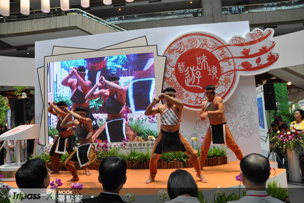 台灣農業館的原住民舞蹈。