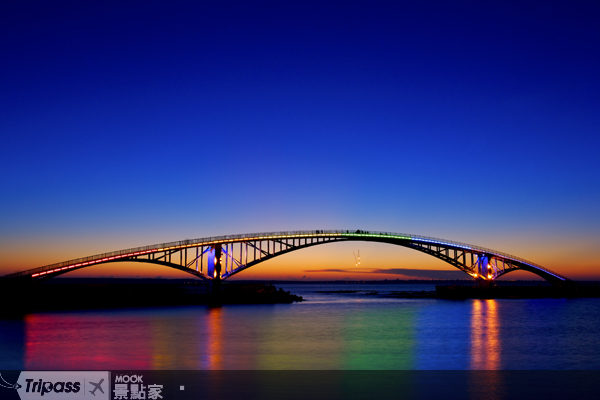 西瀛虹橋的夜景十分夢幻。（圖片提供／易遊網）