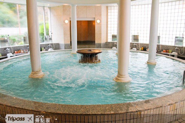 內有白色羅馬柱的歐式浴池。