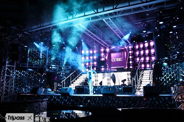 挑高的雙層舞台可讓DJ、dancer同時在台上帶動氣氛。