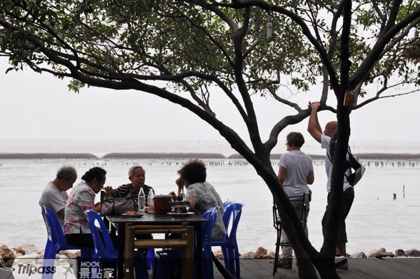 餐廳旁海邊可見海鹽的製作情形。