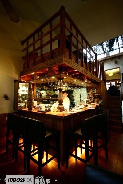 田子坊充滿藝術氣息，常可挖掘到有特色的店家，圖為「丹」咖啡的吧台。