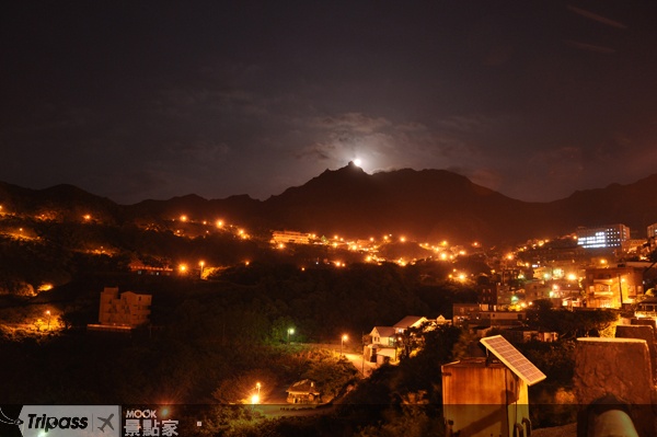 金瓜石夜景，橘黃燈光猶如礦山仍奮力發出昔日黃金歲月的光輝。