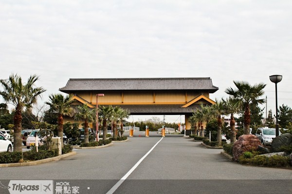 龍宮城三日月面積極大，連入口處都有大型遊樂園才會出現的大拱門和停車場。