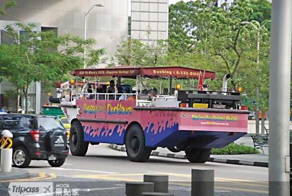 鴨子之旅是搭乘戰船改裝的遊河船，帶遊客來一趟新加坡水陸之旅。