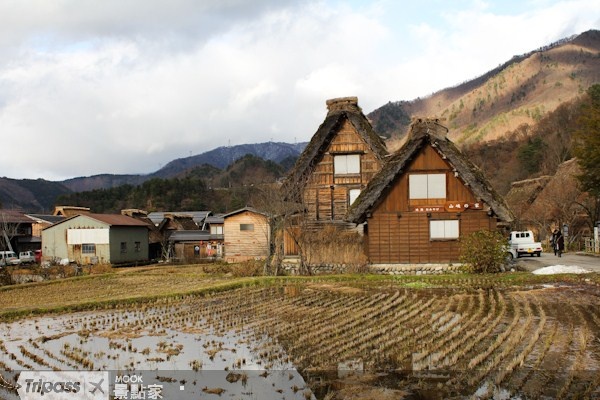 合掌村的人形木屋以茅草當屋頂。
