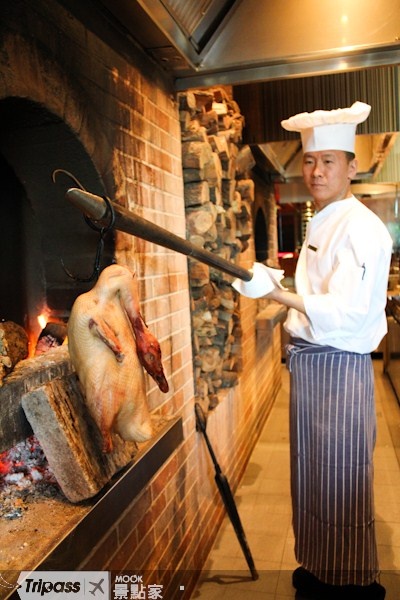 正宗的磚爐木燒北京填鴨料理。