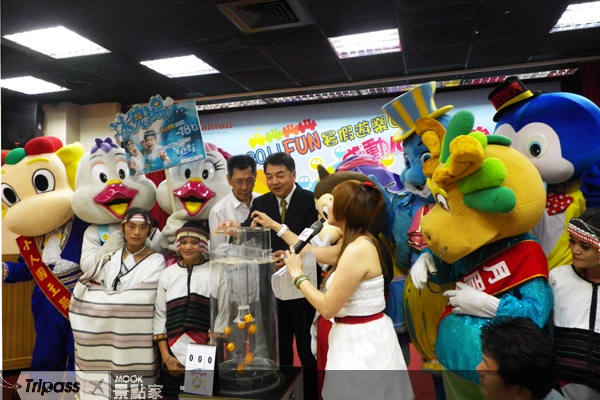 香港迪士尼推出樂園全球獨有「迪士尼飛天巡遊」。©Disney