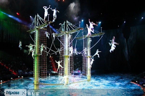 澳門有《太陽劇團》與《水舞間》等大型展演，精采炫目。