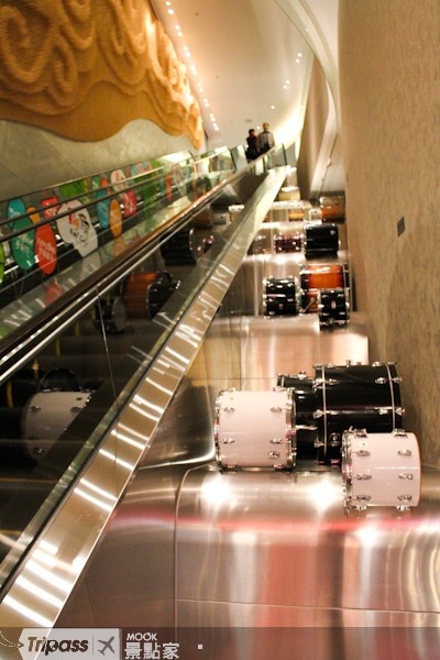 Hard Rock酒店的手扶梯以整排的鼓做裝飾。