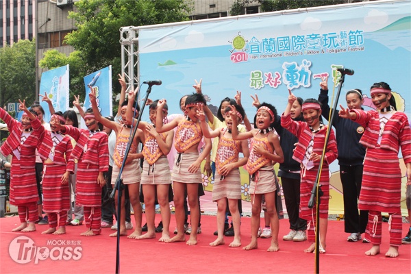 四季國小的小朋友帶來泰雅族傳統歌舞的表演。