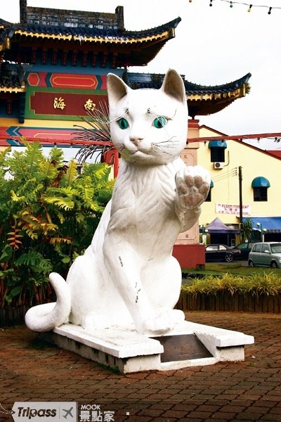 大型白貓雕像是古晉的地標之一。