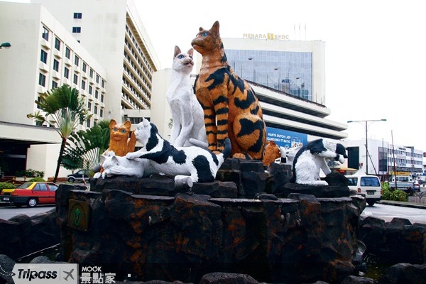 古晉不大，人口也不多，不需停留太久就可逛完，圖為另一座九隻貓的雕像。