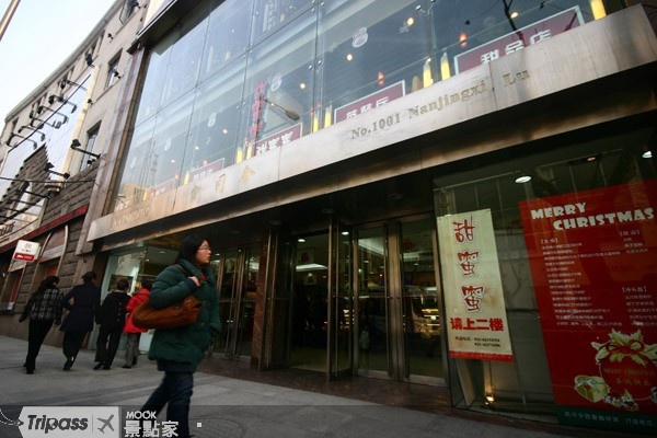 凱司令新址在梅龍鎮廣場的斜對角，一樓是麵包店，樓上則是西餐廳。