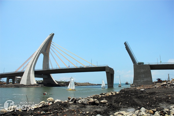 鵬灣跨海大橋開橋時總吸引大批遊客圍觀。（圖片提供／大鵬灣管理處）