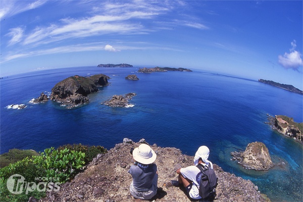 小笠原群島除有人居住的父島和母島外，還有近30個無人島，遊客可搭船前往觀光、浮潛。（圖片提供／日本交