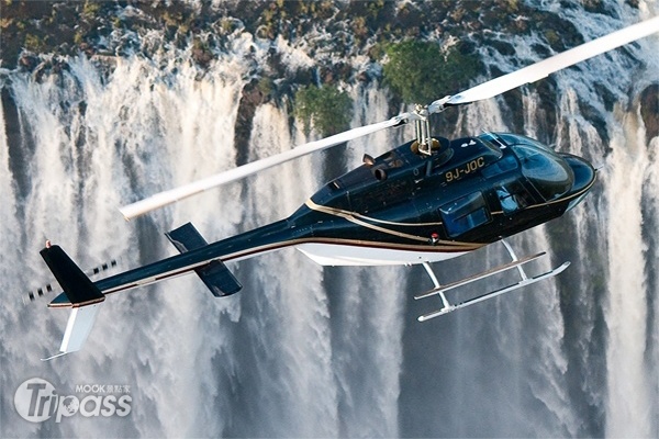 搭乘直升機俯瞰瀑布。（圖片提供／易遊網）