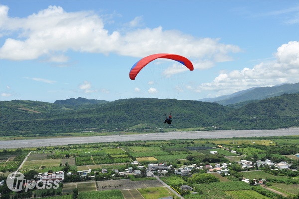 鹿野鄉龍田村飛行降落場大草原常有飛行傘的表演。