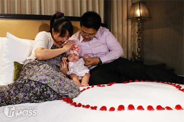 去年在君品舉辦婚宴的王睿平及葉毓雯夫妻，新婚第一年就誕下可愛的女寶寶，兩人希望在這次活動來個二次蜜月
