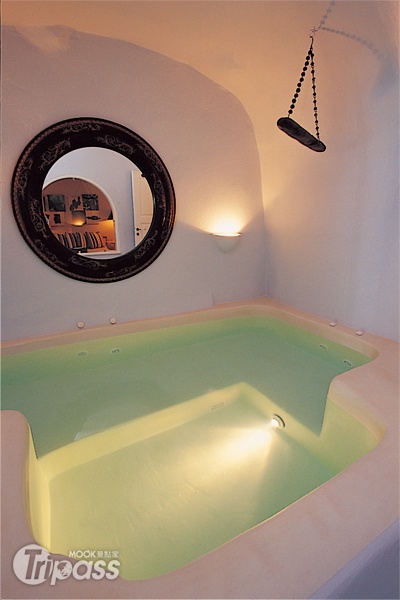 浴池打上燈光營造浪漫氛圍。