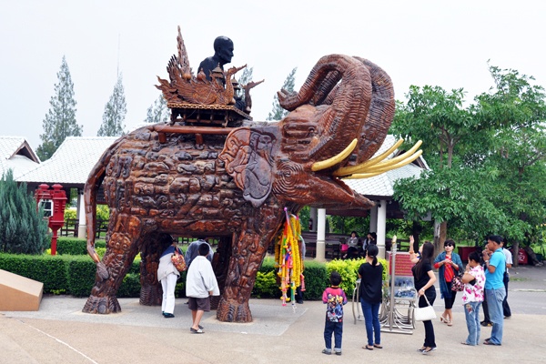 龍普拓大師騎乘象隻的精緻木雕。