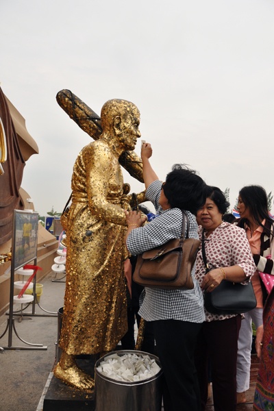 民眾輪流將金箔貼到佛像上祈求好運。
