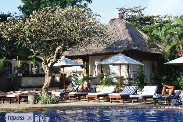 到峇里島度假就是要享受陽光，在池畔用餐、做日光浴最舒適宜人。