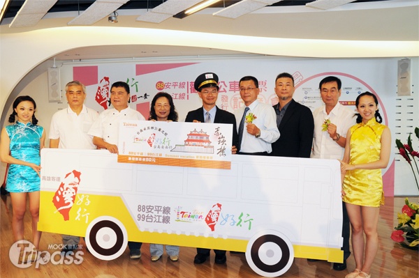 台南市政府觀光旅遊局陳俊安局長擔任一日車掌，邀請民眾持套票，輕鬆遊台南。