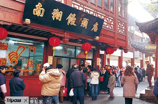位於豫園的南翔饅頭店是總店，總是排滿等待的人潮。
