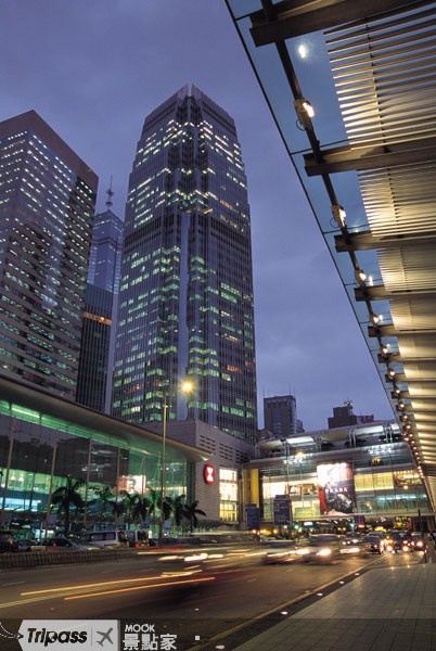 國際金融中心有許多國外引進的香港唯一分店。