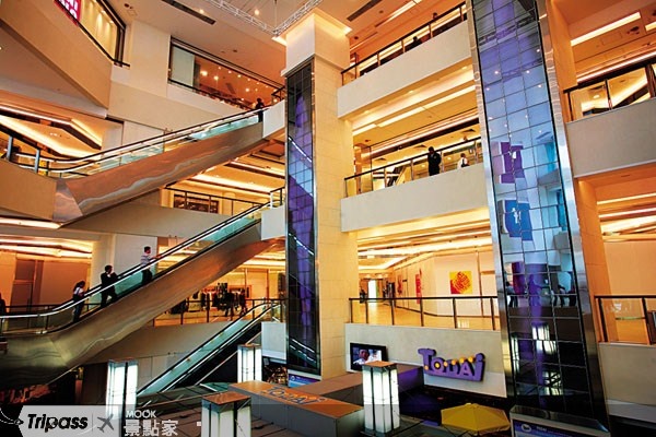 美麗華商場有香港最大的UNIQLO旗艦店。