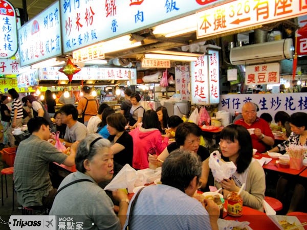 士林夜市是遊客到台北的必去景點。