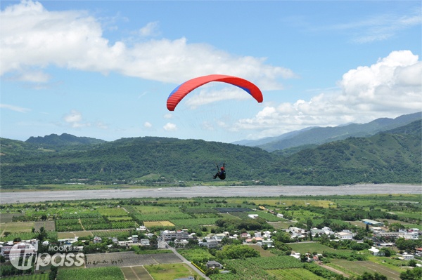 鹿野高台跳傘可盡攬花東縱谷美景。