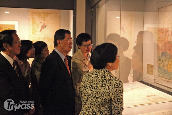 「百年傳承，走出活路──中華民國外交史料特展」即日起展開，不少政治名人前往參觀。（圖片提供／國立故宮