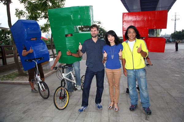 國際自行車電影節創辦人Brendt Barbur（左）來台宣傳單車活動。（圖片提供／台北觀光傳播局）