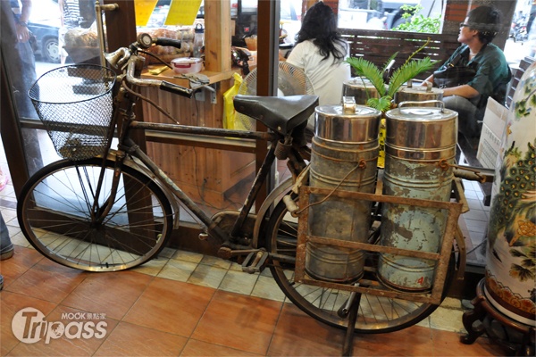 古早時賣冰的騎踏車及冰筒。
