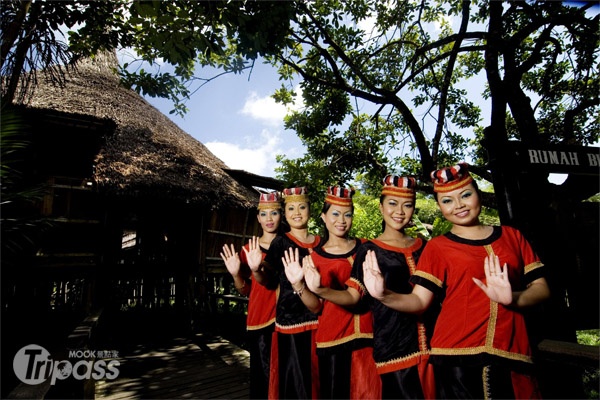 砂勞越文化村裡居住著真正的原住民，被稱為是「活的」博物館。（圖片提供／馬來西亞觀光局）